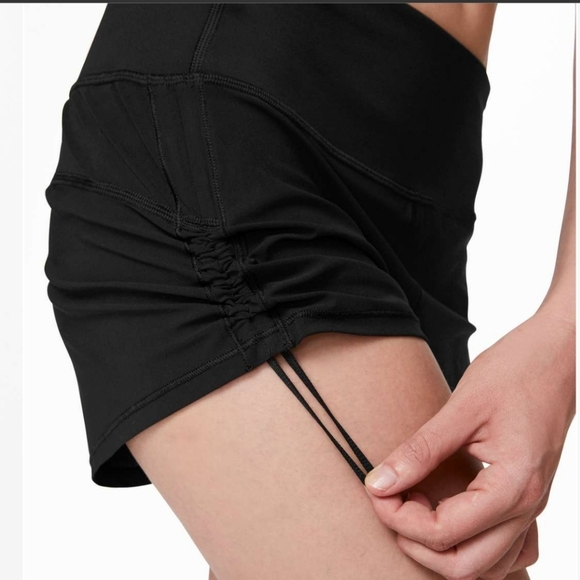 Lululemon Cinch and Stretch Short 2.5" Black Womens 8 - Picture 3 of 9